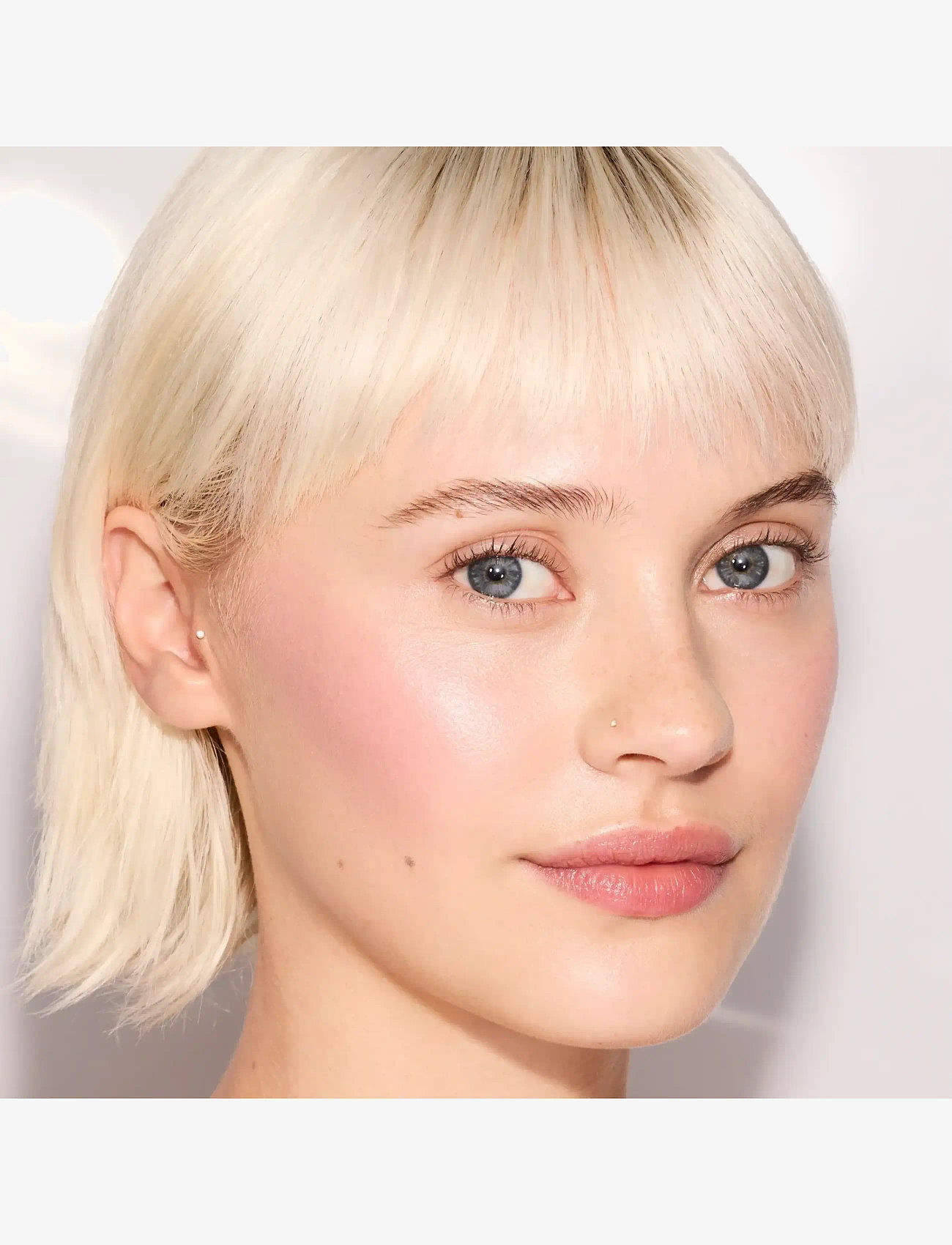 Rimmel - Turbocharged Glow - redo för date night - 001 not a basic b - 4
