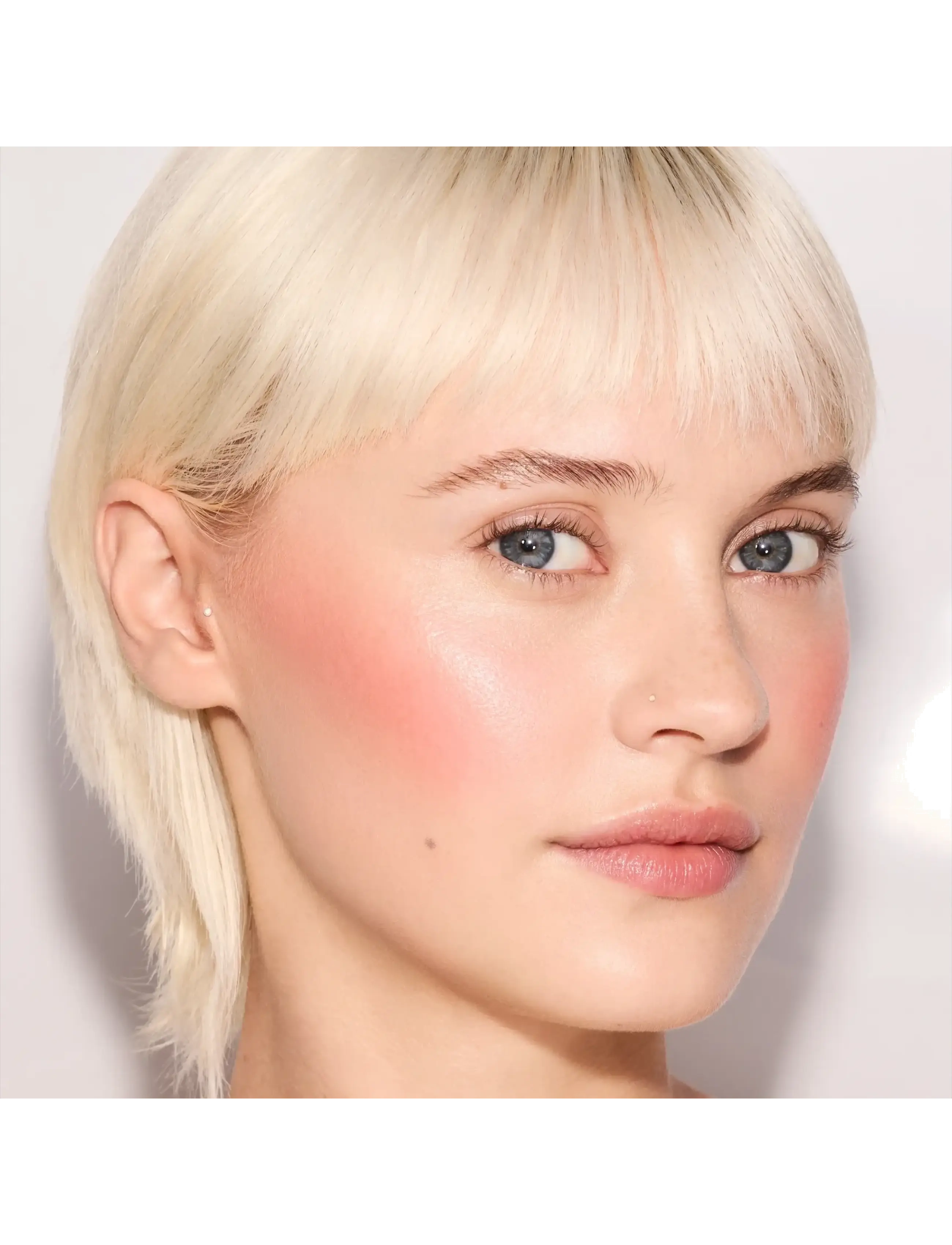 Rimmel - Turbocharged Glow - redo för date night - 002 rosy rebel - 4