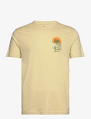 Rip Curl - KEEP ON TRUCKING TEE - short-sleeved t-shirts - vintage yellow - 0