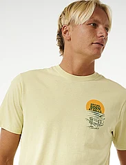 Rip Curl - KEEP ON TRUCKING TEE - short-sleeved t-shirts - vintage yellow - 5