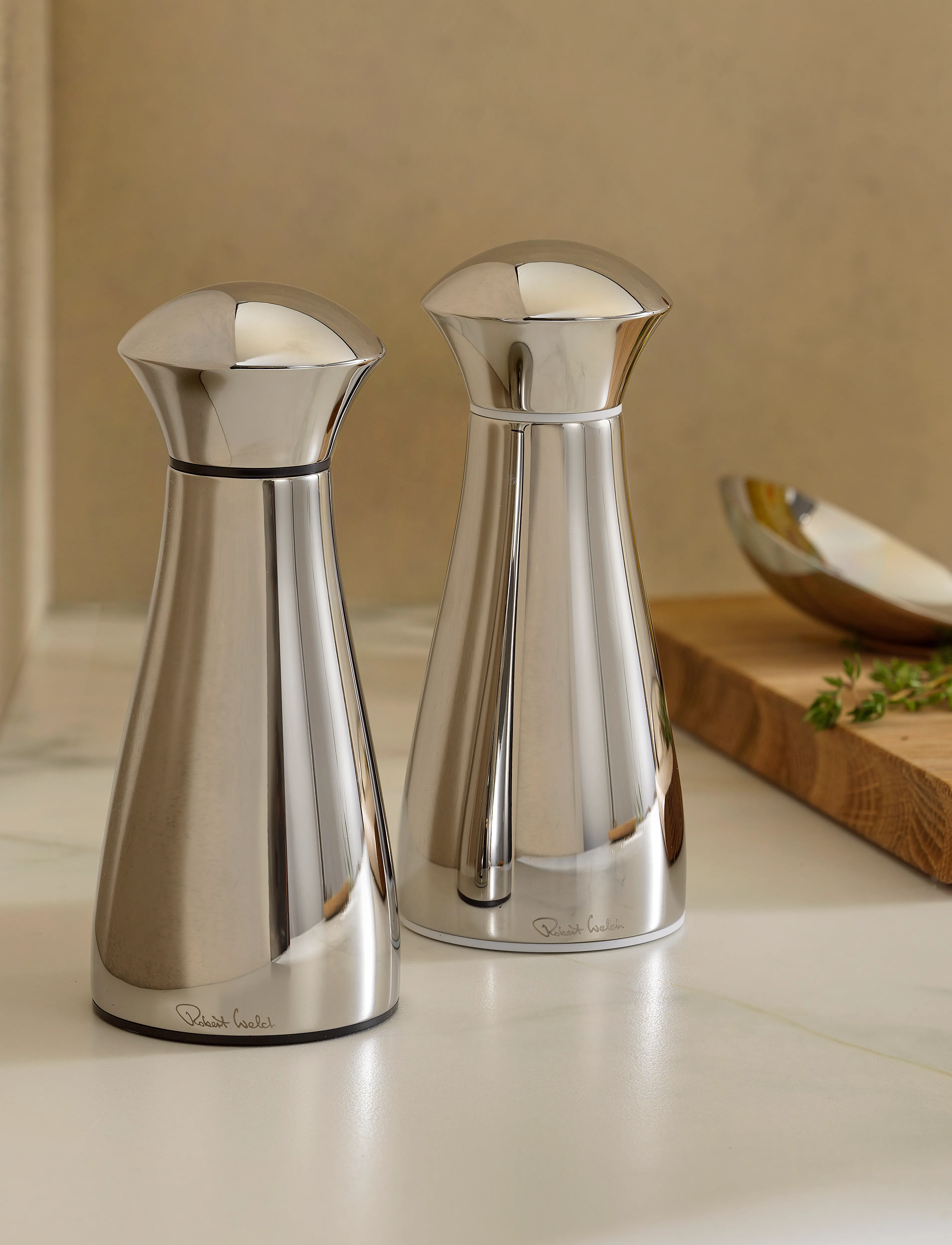 Robert Welch Signature (Br) Medium Mills And Ss Tray 3-Piece, One Size, Grinders, Silber - Salt & Pepper Shakers, Homeware