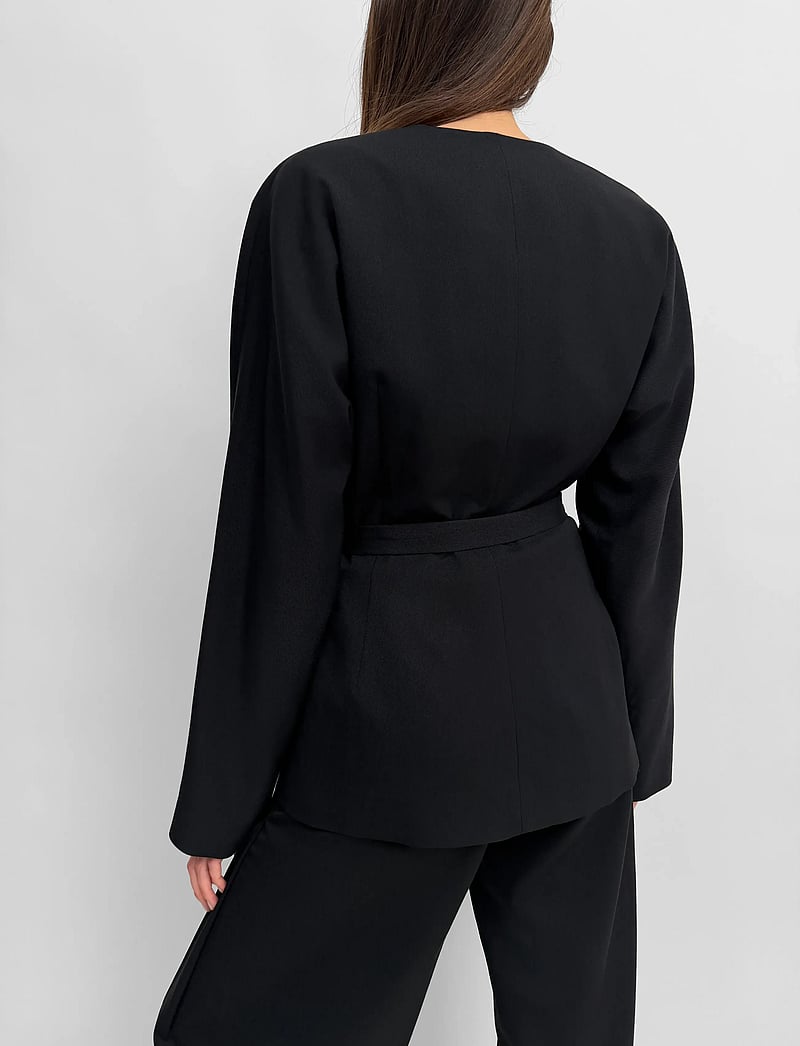 RODEBJER - Rodebjer Faro Fluid - blazere med belte - black - 4