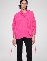 RODEBJER - Rodebjer Mona Drapy - long-sleeved blouses - hot pink - 2