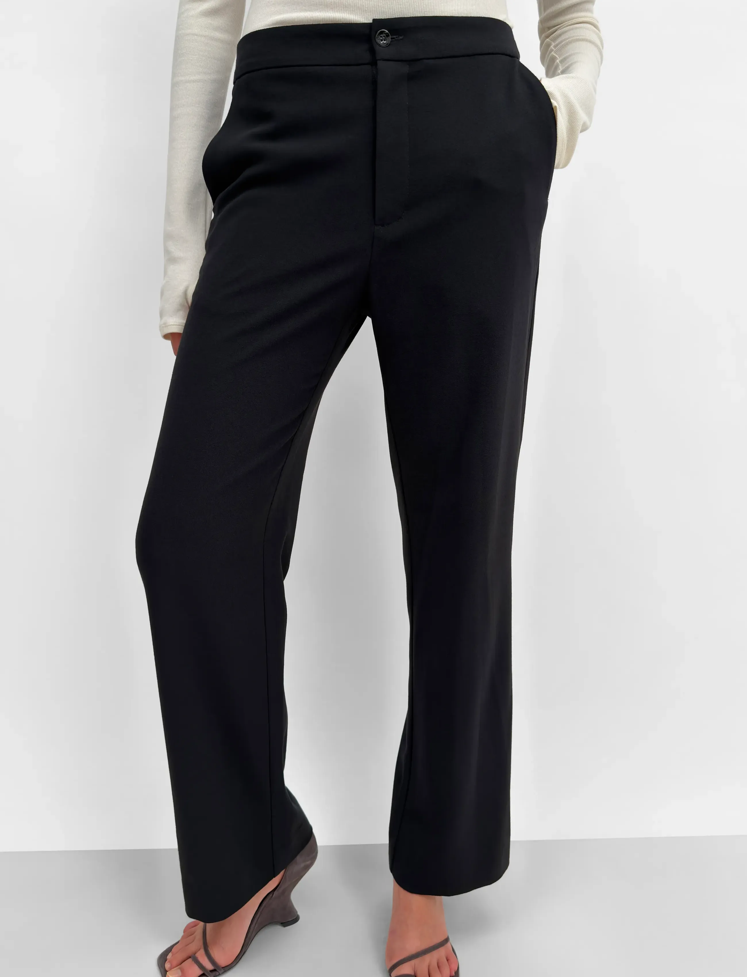 Aniara Suiting