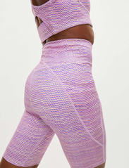 Röhnisch - Flattering Printed Bike Tights - sports shorts - zigzag purple - 2