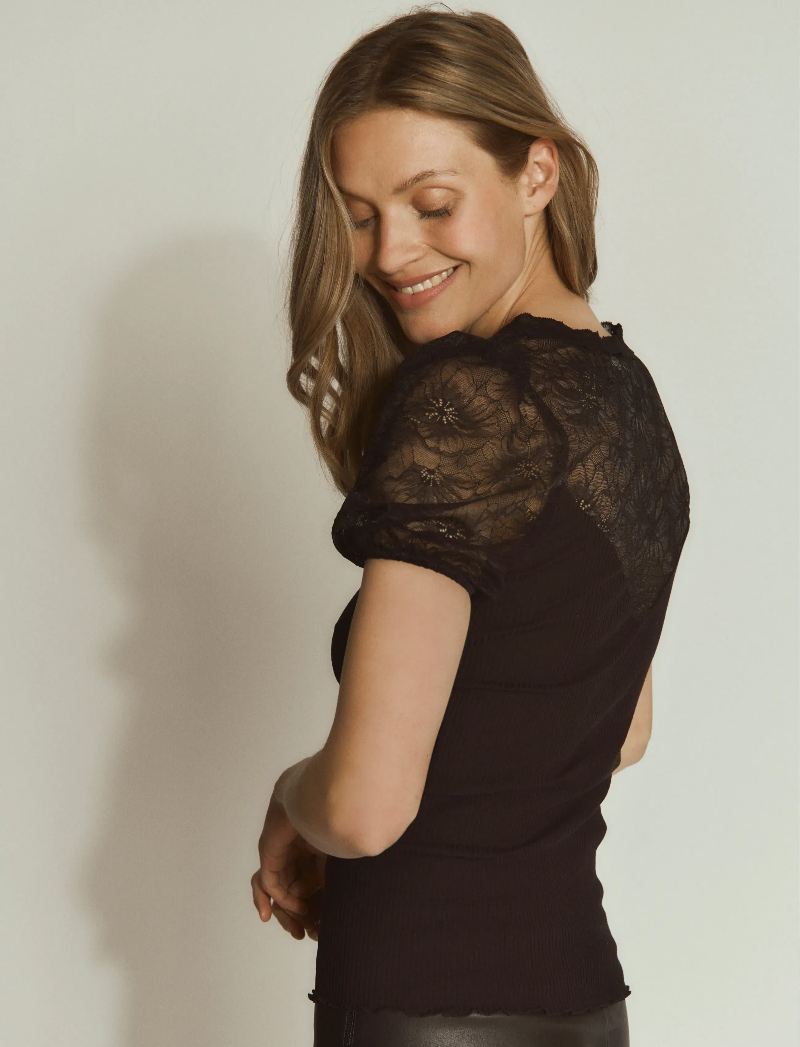 Rosemunde - RWBeatha Silk SS Full Lace V- neck - lühikeste varrukatega pluusid - black - 3