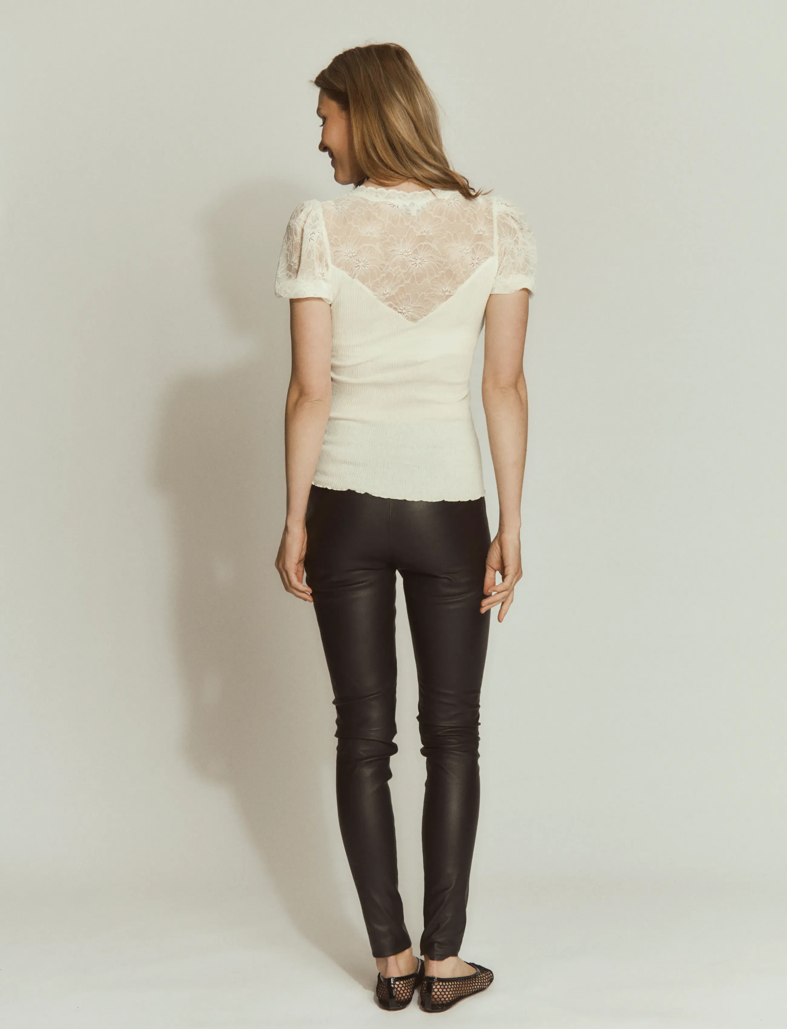 Rosemunde - RWBeatha Silk SS Full Lace V- neck - kortærmede bluser - ivory - 3