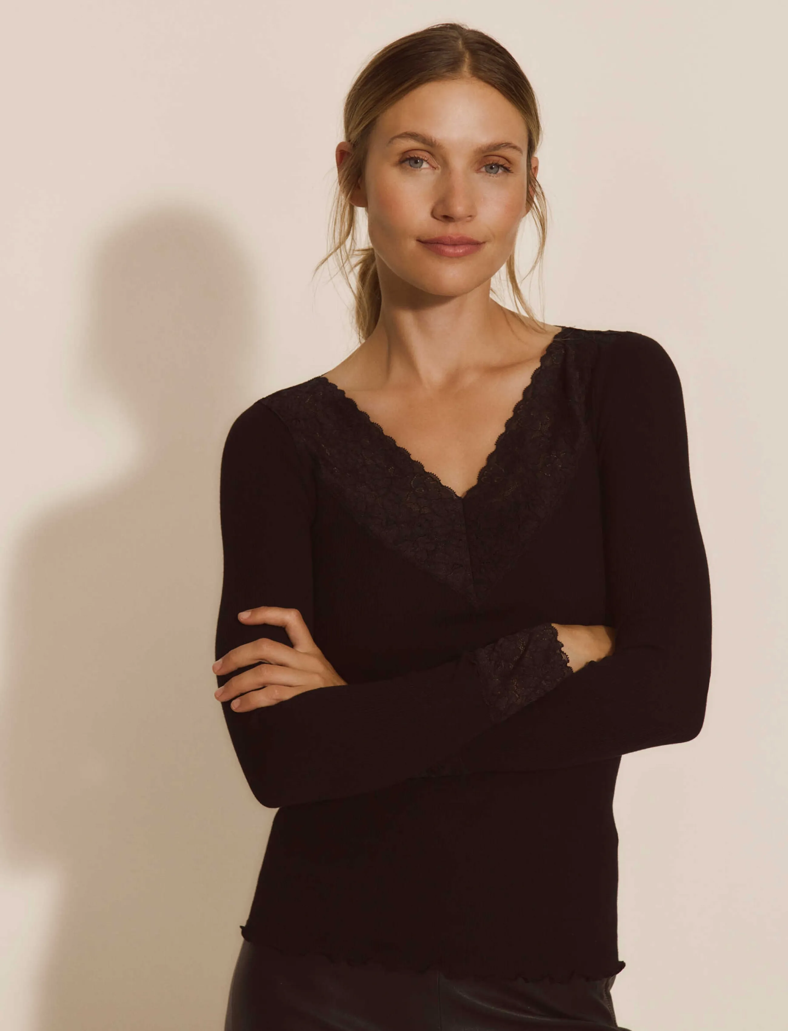 Rosemunde - RWBernadine Organic LS V-neck Lace T-shirt - langærmede toppe - black - 1