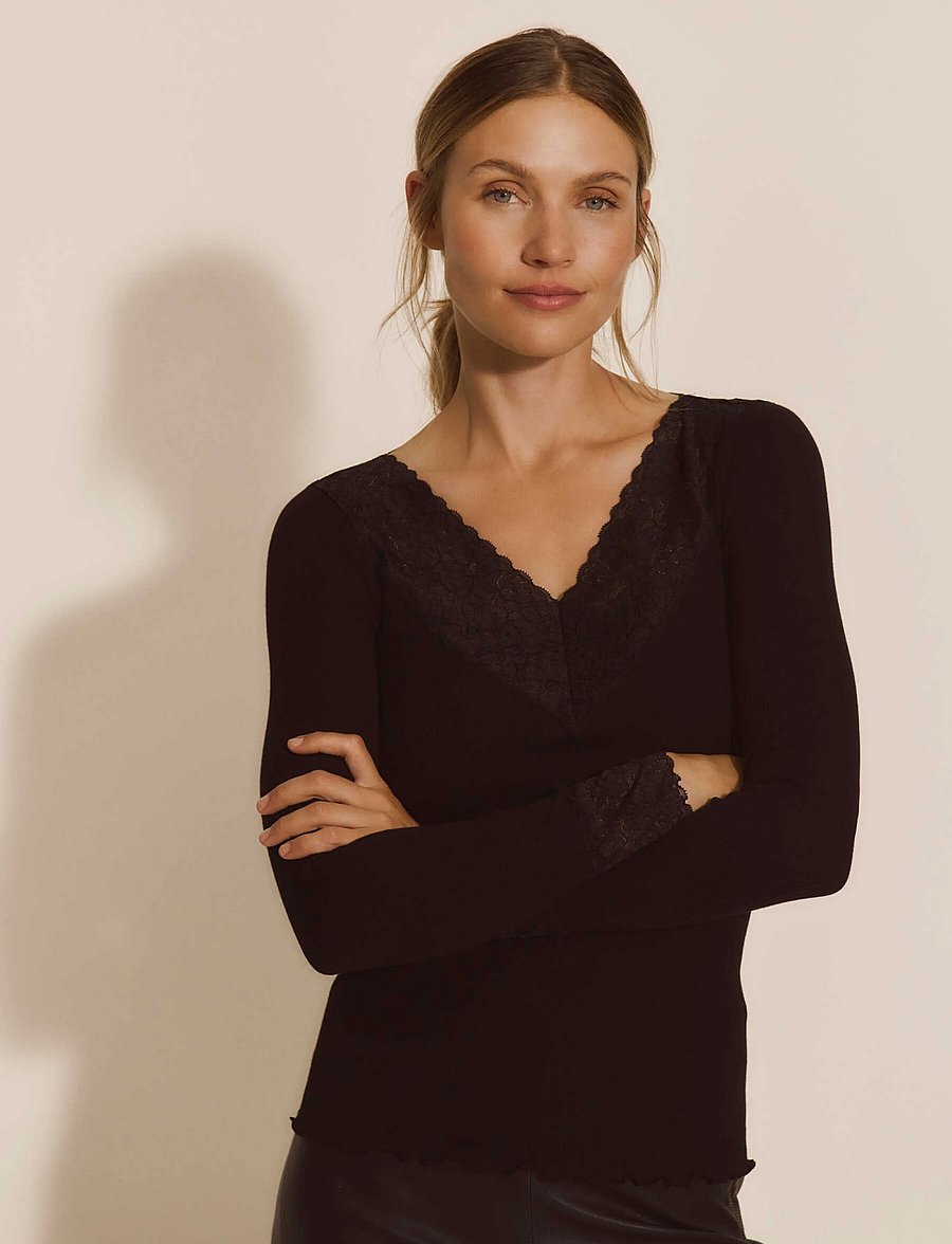 Rosemunde - RWBernadine Organic LS V-neck Lace T-shirt - långärmade toppar - black - 1
