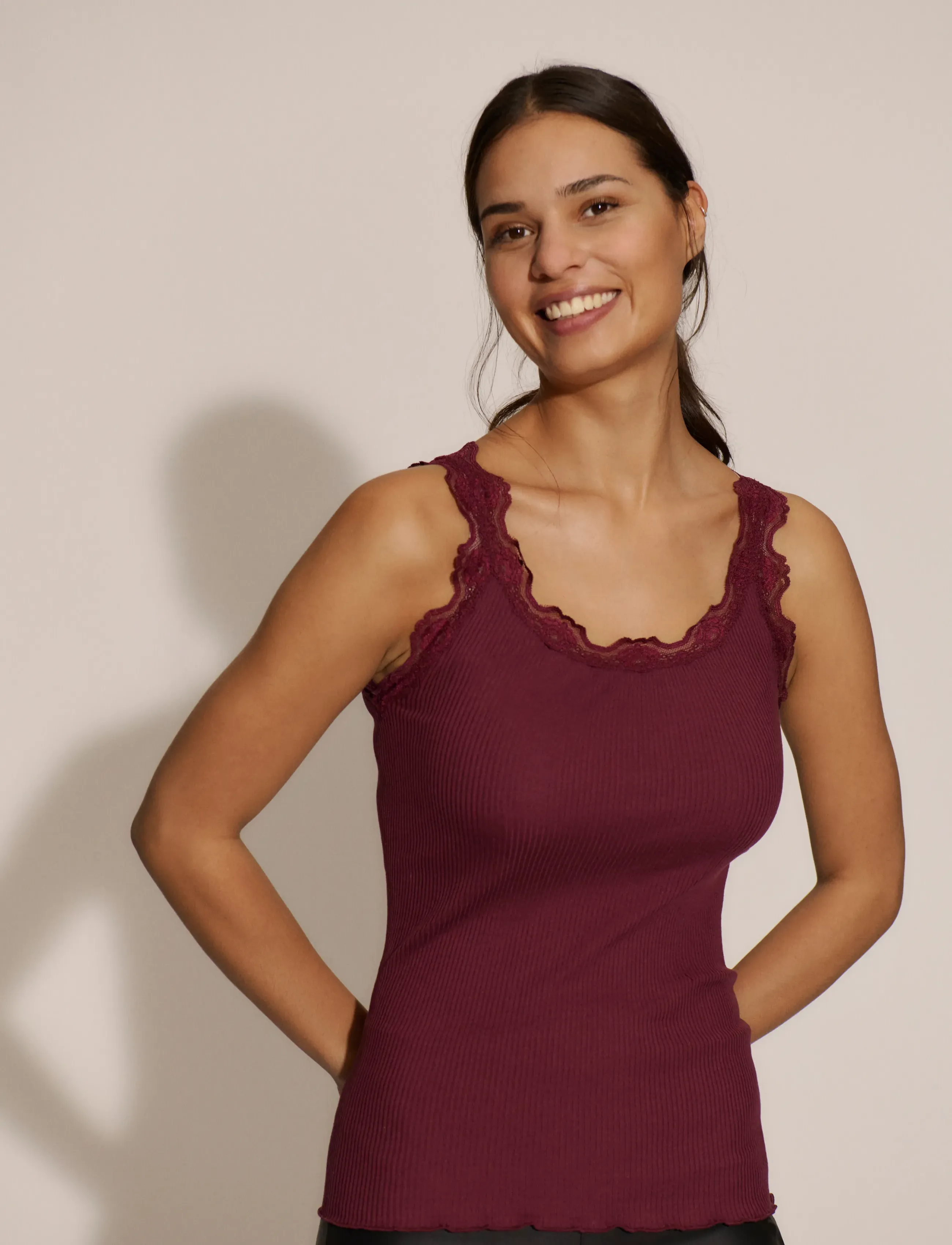 Rosemunde RWBabette Silk SL U-neck Long Lace - Ärmellose Tops - WINDSOR WINE / burgundy