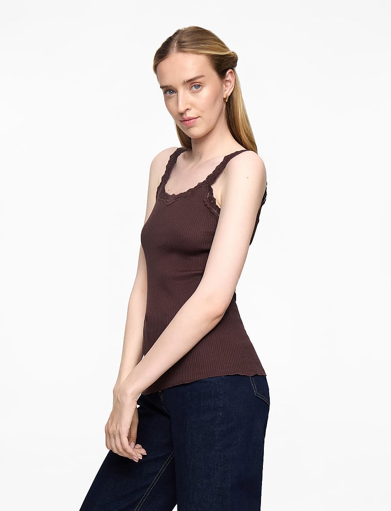 Rosemunde - RWBabette Silk SL Deep Back Lace To - tanktops - fudge - 3