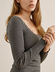 Rosemunde - Silk t-shirt w/ lace - långärmade toppar - light grey melange - 2