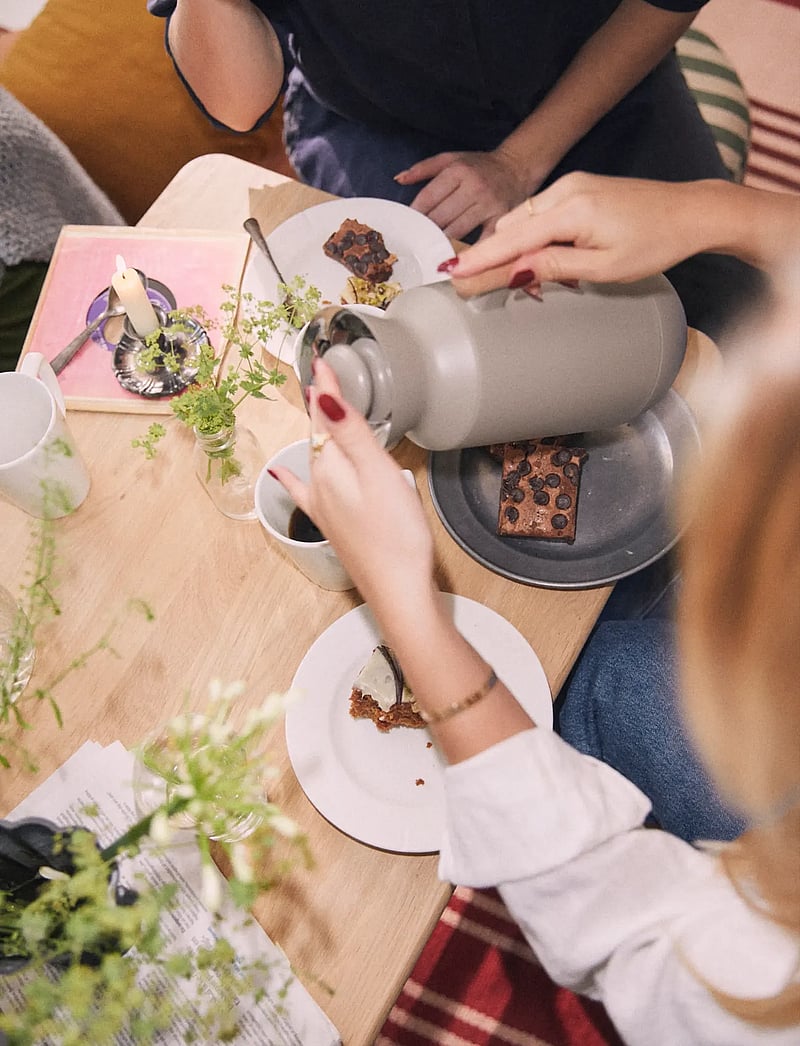 Rosendahl - Rosendahl DayBreak thermo jug tall 1,0 l sand - thermal carafes - sand - 4