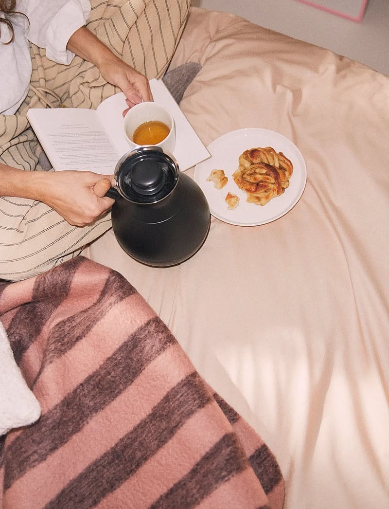 Rosendahl - Rosendahl Stay warm thermo round 1,0 l black - thermal carafes - black - 3