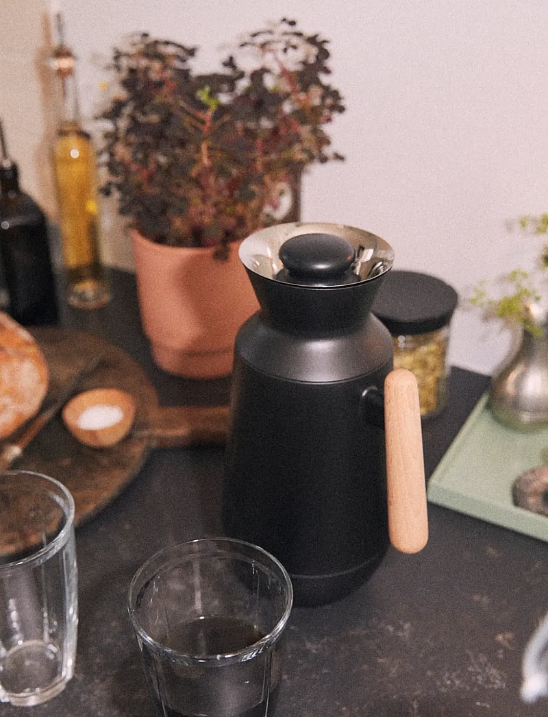 Rosendahl - Rosendahl DayBreak thermo jug tall 1,0 l black - thermal carafes - black - 2