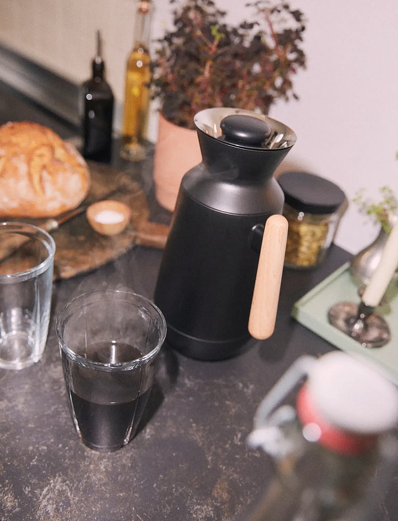 Rosendahl - Rosendahl DayBreak thermo jug tall 1,0 l black - thermal carafes - black - 3