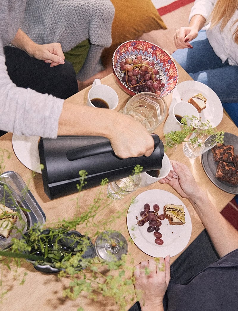 Rosendahl - Rosendahl DayBreak thermo jug tall 1,0 l black - thermal carafes - black - 5