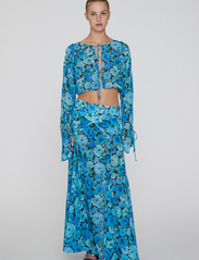 ROTATE Birger Christensen - Chiffon Cropped Blouse - long-sleeved blouses - ibiza blue comb. - 2