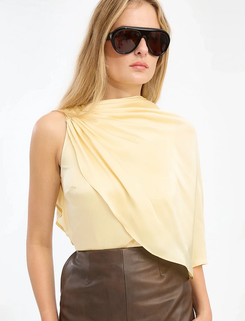 ROTATE Birger Christensen - CHIFFON CAPE TOP - varrukateta alussärgid - italian straw - 3