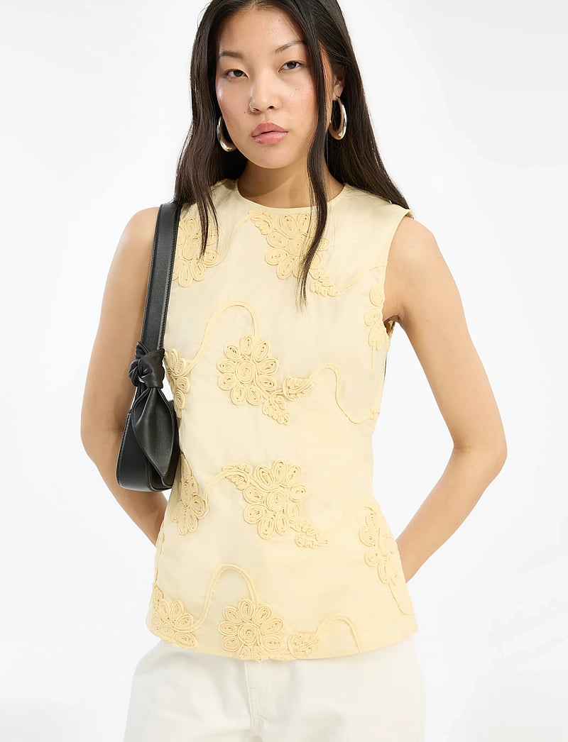 ROTATE - FLOWER SLEEVELESS TOP - varrukateta pluusid - italian straw - 3