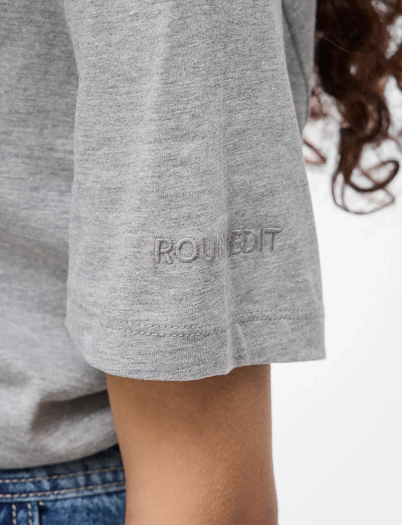 ROUGE EDIT - ROUPIMA SS EMB. O-NECK TEE - t-shirts - light grey melange - 5