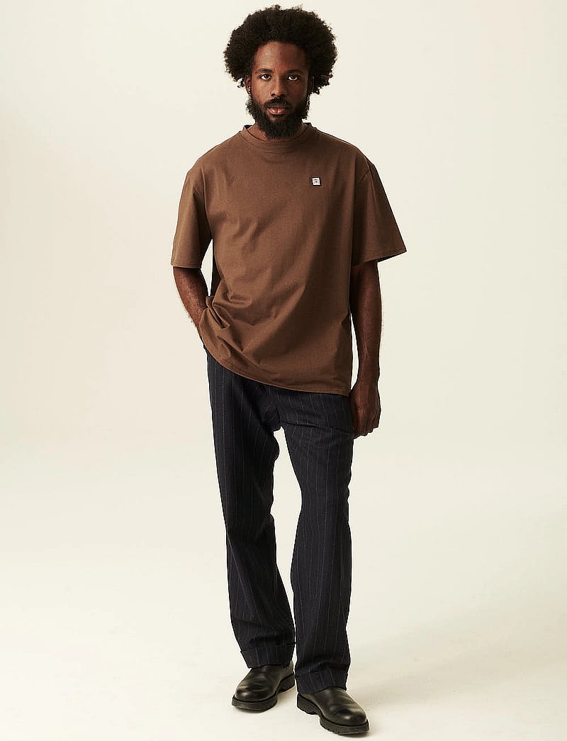 Rue de Tokyo - THOMAS EMBROIDERY PATCH COTTON JERSEY - kortärmade t-shirts - brown - 0