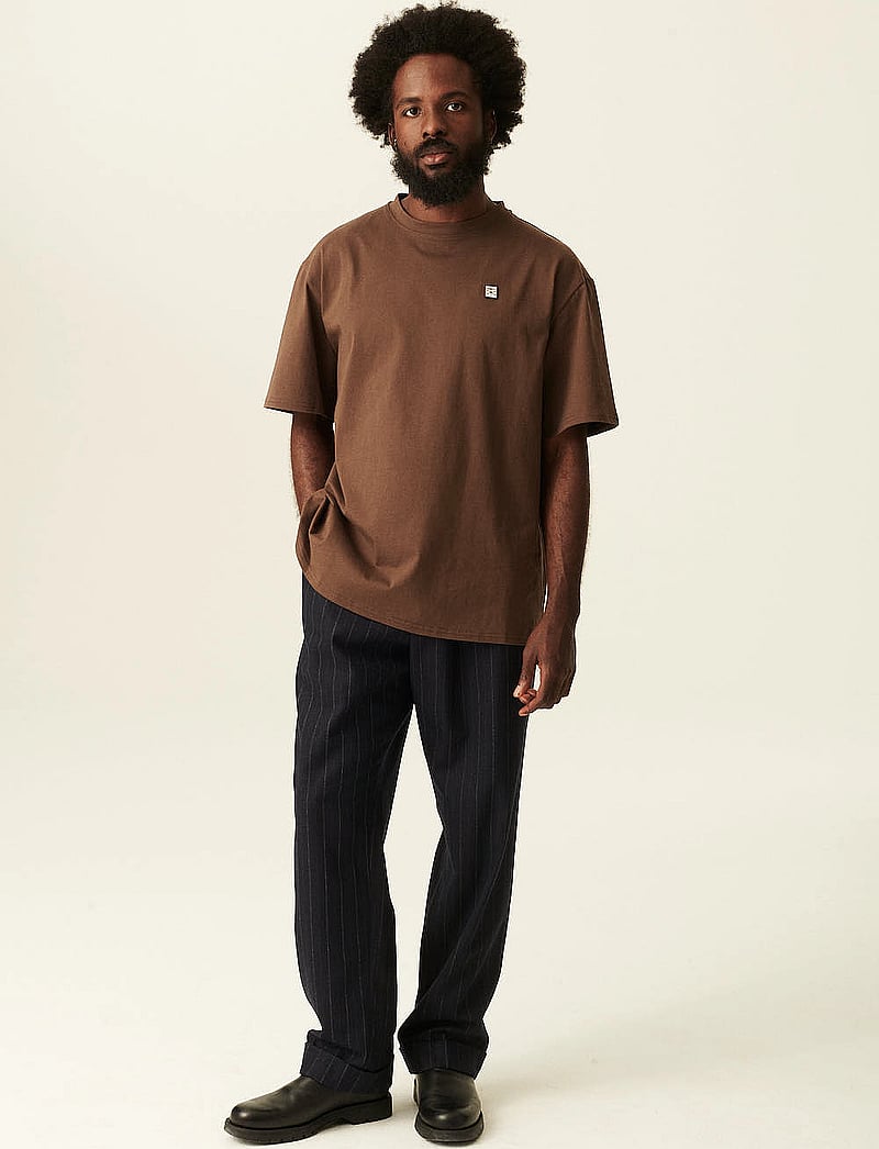 Rue de Tokyo - THOMAS EMBROIDERY PATCH COTTON JERSEY - kortärmade t-shirts - brown - 3