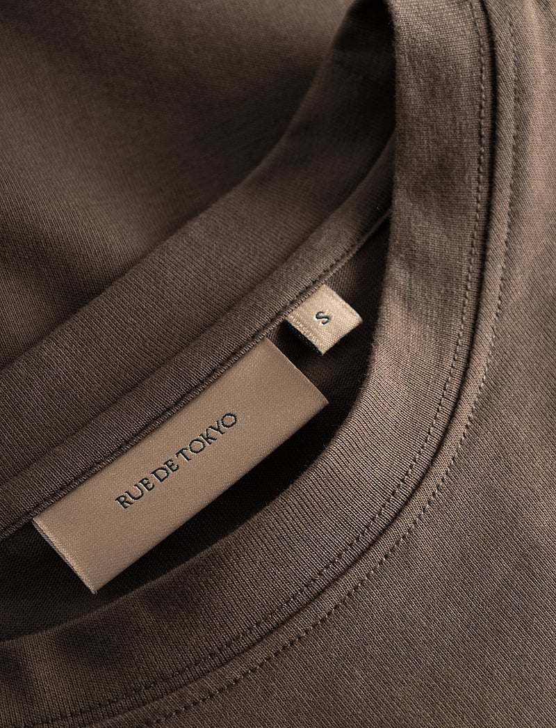 Rue de Tokyo - THOMAS EMBROIDERY PATCH COTTON JERSEY - kortärmade t-shirts - brown - 5