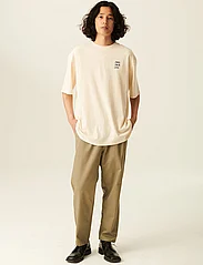 Rue de Tokyo - TANNER RECYCLED COTTON JRSY - short-sleeved t-shirts - natural white with black logo - 0