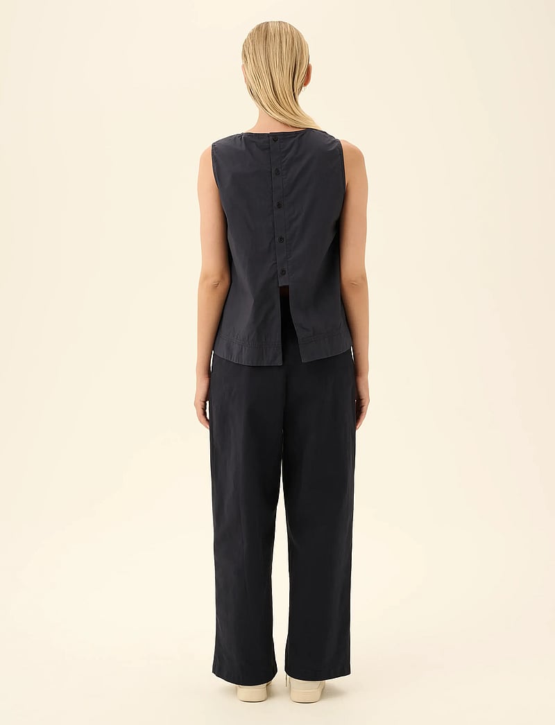 Rue de Tokyo - SHARREN GMTD POPLIN - Ærmeløse bluser - dark navy - 5