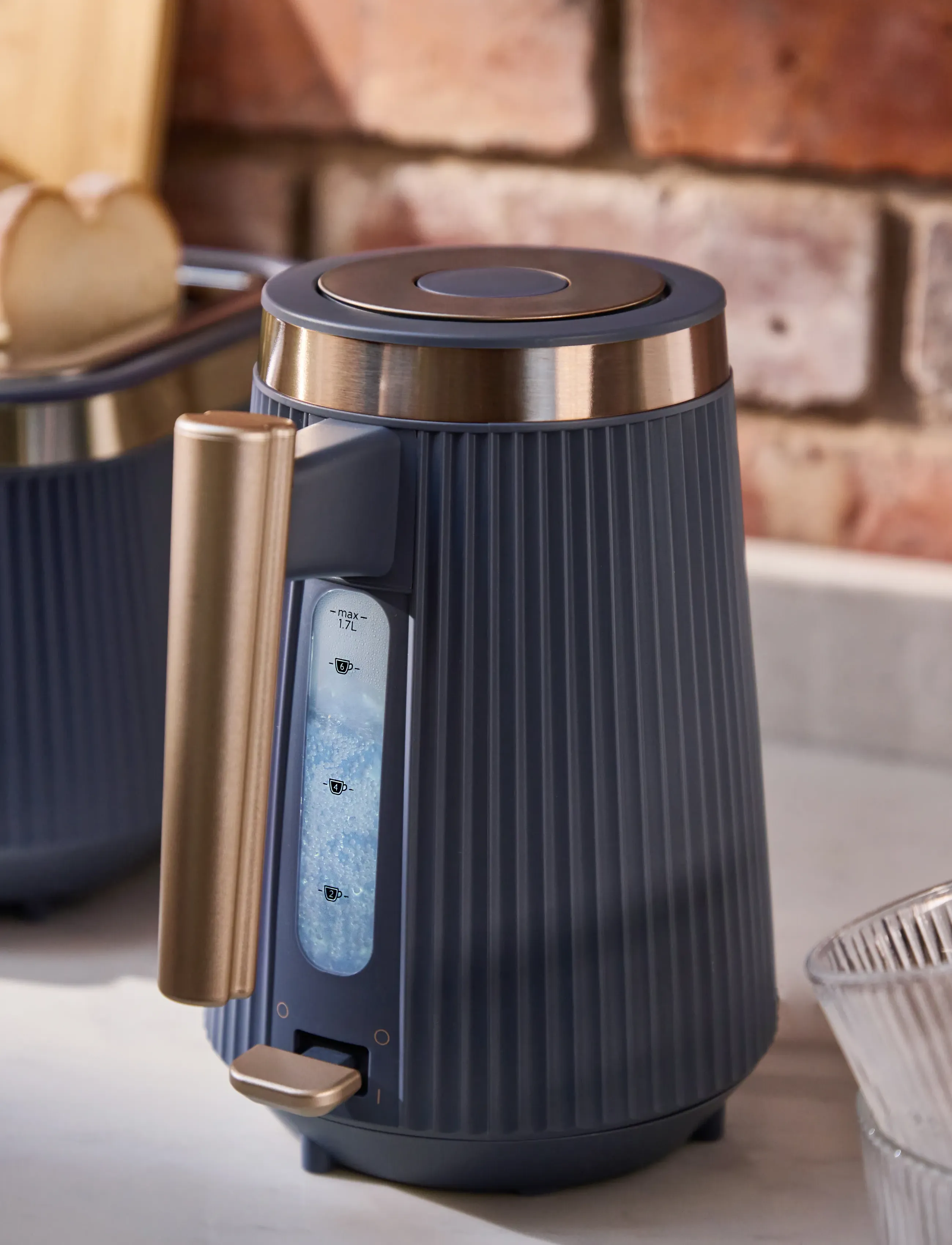 Russell Hobbs Brontë Soft Navy Kettle, One Size, Kitchen Appliances, Marineblau - Kettles & Water Boilers, Homeware