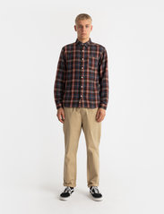 Revolution - Regular Shirt - geruite overhemden - brown - 3