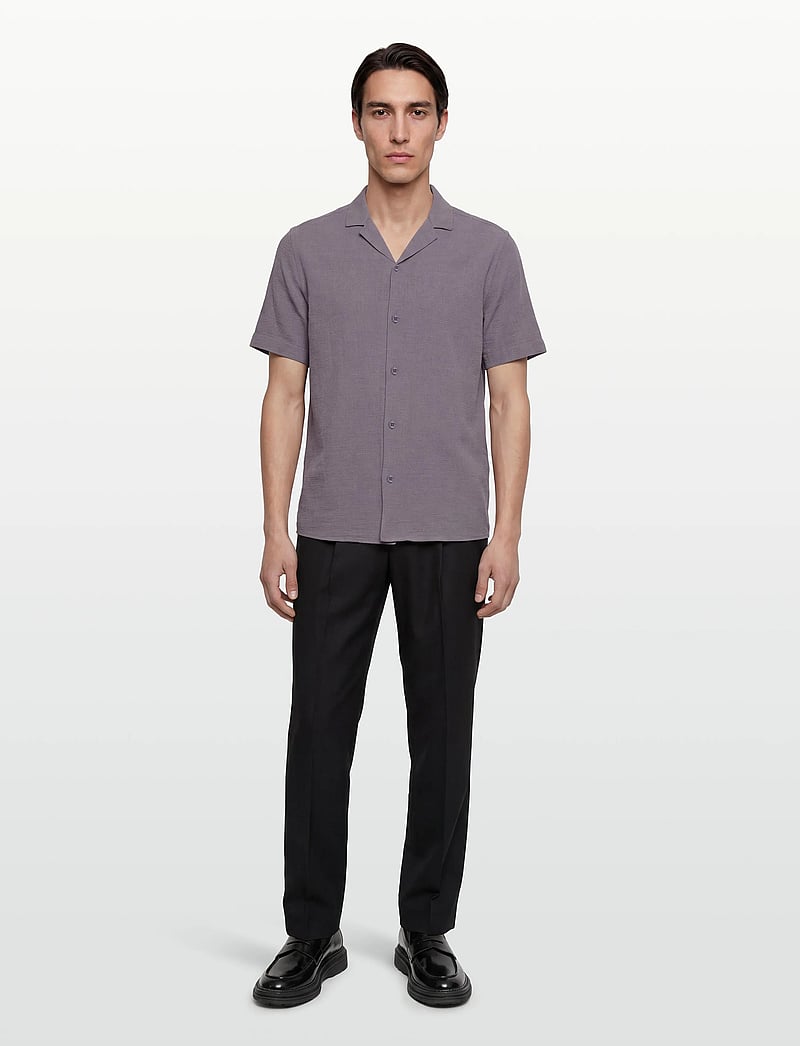 Revolution - Short-sleeved Cuban Shirt - kurzarmhemden - darkpurple - 0
