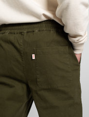 Revolution - Loose trousers with vintage wash and elastic waist - kasdienio stiliaus kelnės - army - 4