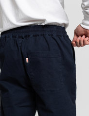 Revolution - Loose trousers with vintage wash and elastic waist - kasdienio stiliaus kelnės - navy - 4