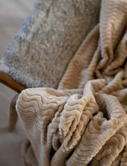 Sagaform - Agnes fleece plaid - blankets & throws - beige - 1