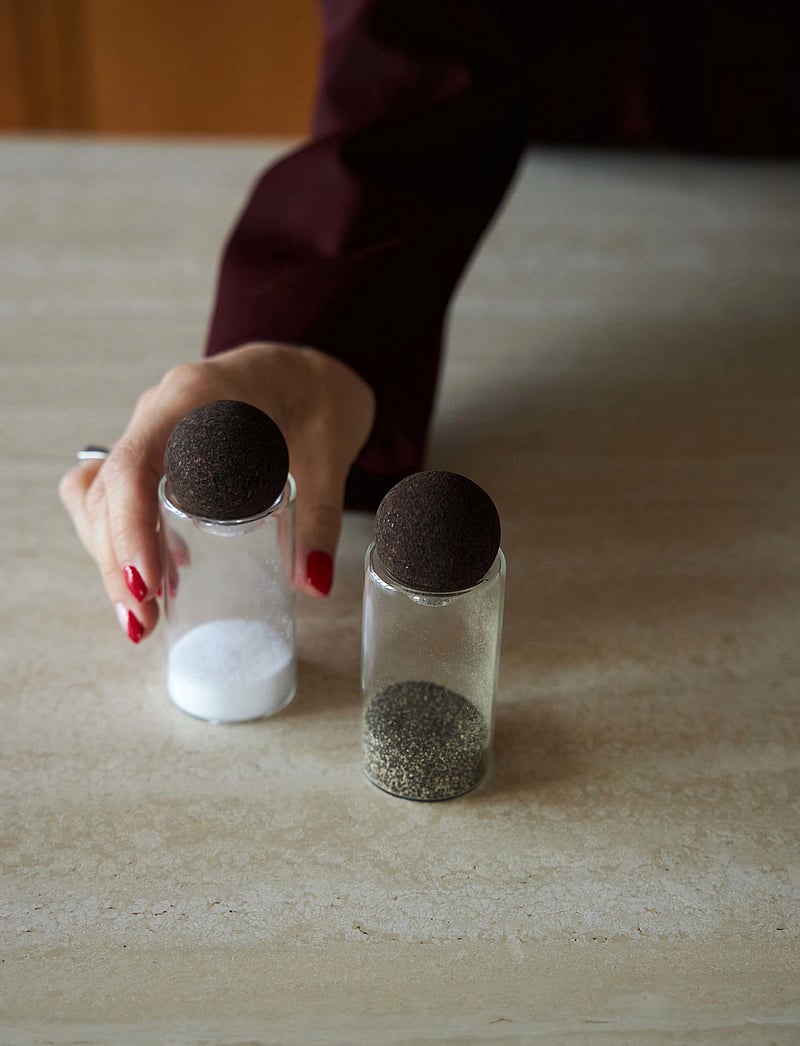 Sagaform - Nature salt- and pepper set with cork stoppers, 2-pcs - køkkenkrukker - klar/mÖrkbrun - 0