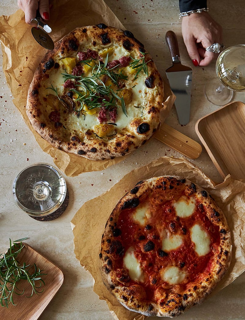 Sagaform - Astrid pizza- och pajset 2-pack - osta hinna alusel - brun/silver - 1