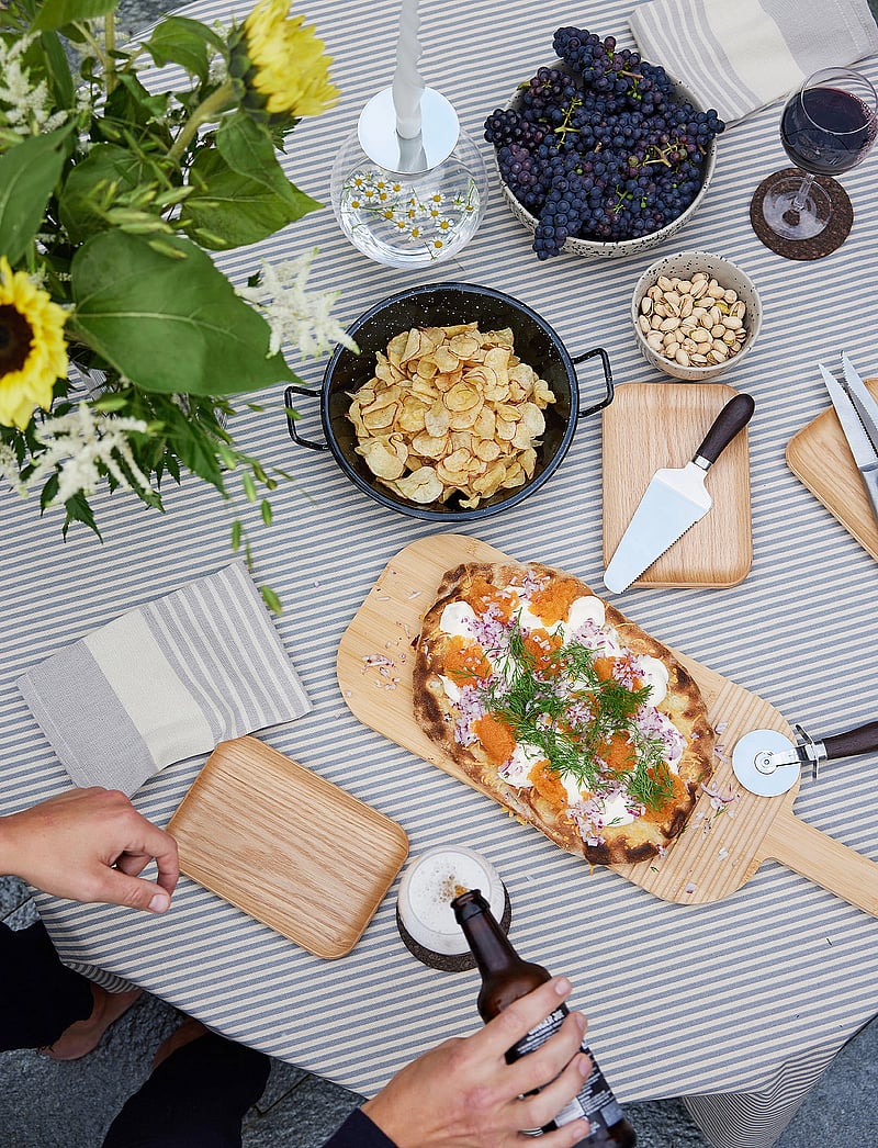 Sagaform - Astrid pizza- och pajset 2-pack - osta hinna alusel - brun/silver - 2