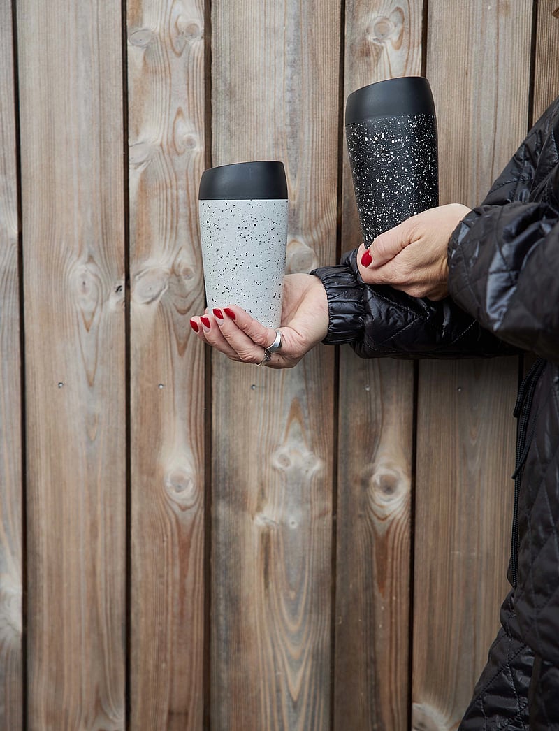 Sagaform - Loke bilmugg, låsbar tryckfunktion - madalaimad hinnad - svart/vit - 1