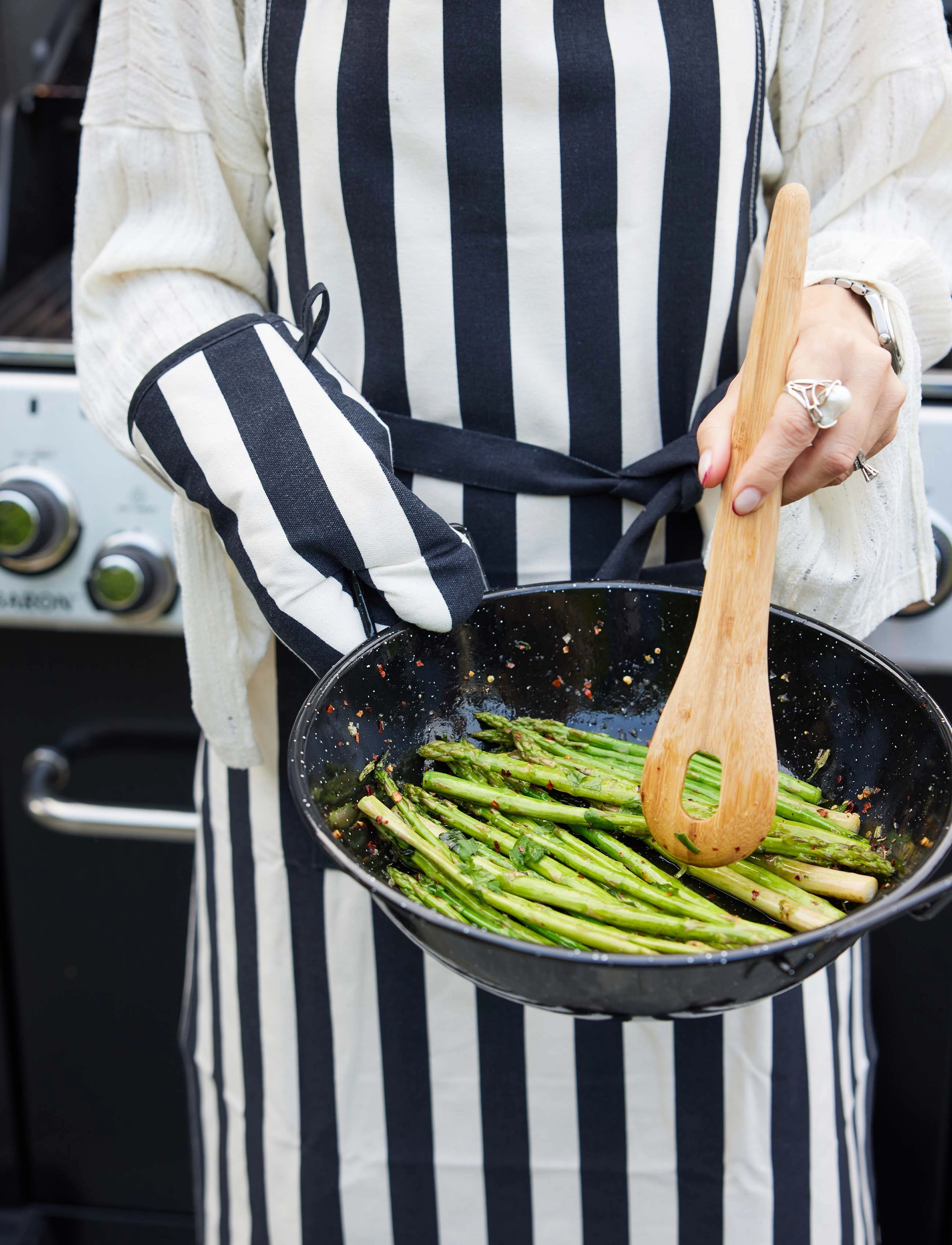 Sagaform Aron-Forklæde Med Grillhandske, One Size, Black, Køkkentekstiler > Forklæder, Unisex