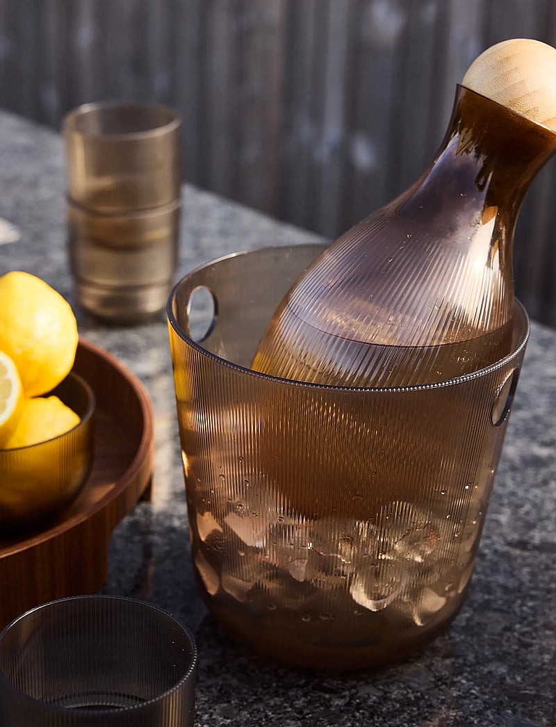 Sagaform - Billi carafe rPET - vandkarafler - brown - 0