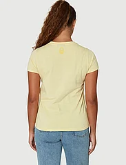 Sail Racing - W GALE TEE - t-shirts - faded yellow - 5