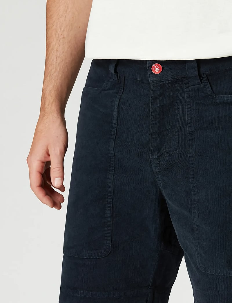 Sail Racing - GRINDER CORDUROY SHORTS - vabaaja lühikesed püksid - dark navy - 5