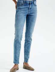 Saint Tropez - MollySZ MW Slim Jeans - džinsa bikses ar tievām starām - light blue denim - 2