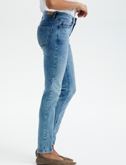 Saint Tropez - MollySZ MW Slim Jeans - džinsa bikses ar tievām starām - light blue denim - 4