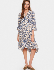 Saint Tropez - EdaSZ Dress - vidutinio ilgio suknelės - creme backyard floral - 3