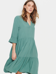 Saint Tropez - EdaSZ Dress - laveste priser - sagebrush green - 2