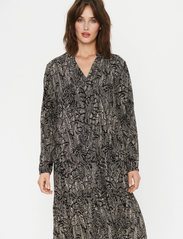 Saint Tropez - LyngSZ Dress - festtøj til outletpriser - black floral stripes - 2