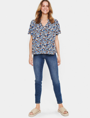 Saint Tropez - MaciSZ Blouse - short-sleeved blouses - strong blue florals - 3